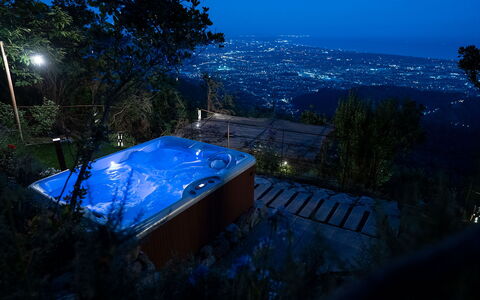 La Casa Sul Forte: Himmel, Pflanze, Blau, Baum, Gebäude, Schwimmbad, Schatten, Landschaft, Dach, Freizeit
