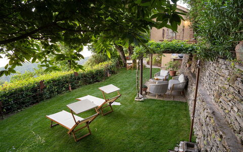 La Casa Sul Forte: Pflanze, Gartenmöbel, Außenbank, Schatten, Gras, Tisch Im Freien, Baum, Freizeit, Strauch, Landschaft