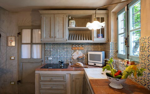 La Casa Sul Forte: Möbel, Cabinetry, Eigentum, Countertop, Tabelle, Küche, Holz, Küchengerät, Fenster, Gebäude