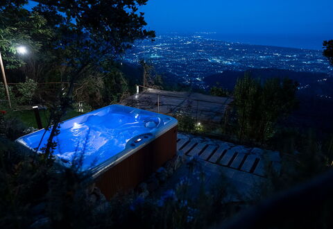 La Casa Sul Forte: Himmel, Pflanze, Blau, Baum, Gebäude, Schwimmbad, Schatten, Landschaft, Dach, Freizeit