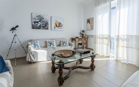 Breath-taking Portofino Promontory Seaview: Möbel, Interior Design, Flooring, Fussboden, Decke, Holz, Zimmer, Couch, Wohnzimmer, Tabelle