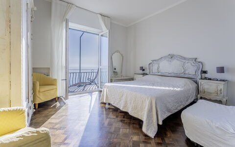 Breath-taking Portofino Promontory Seaview: Schlafzimmer, Bettdecke, Bedding, Fussboden, Bett, Linens, Wohnung, Meer, Bettrahmen, Ozean