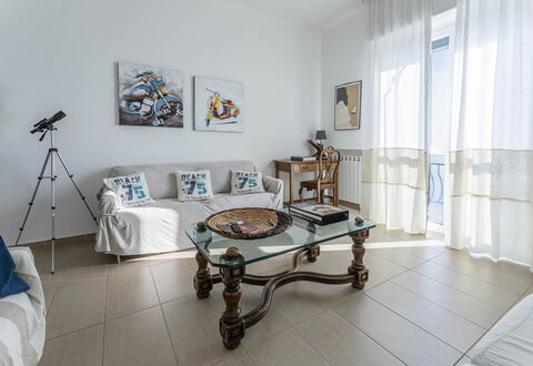 Breath-taking Portofino Promontory Seaview: Möbel, Interior Design, Flooring, Fussboden, Decke, Holz, Zimmer, Couch, Wohnzimmer, Tabelle