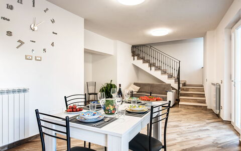 Clementine Country House: Tabelle, Möbel, Eigentum, Stuhl, Holz, Interior Design, Beleuchtung, Flooring, Geschirr, Fussboden
