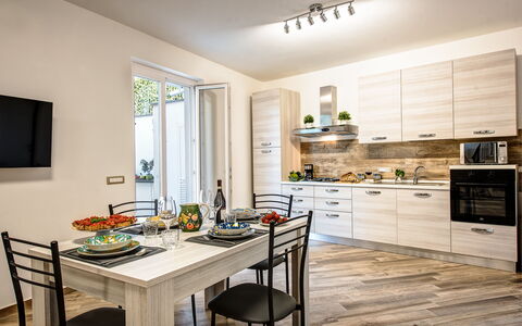 Clementine Country House: Cabinetry, Tabelle, Countertop, Eigentum, Möbel, Küche, Holz, Interior Design, Herd, Flooring