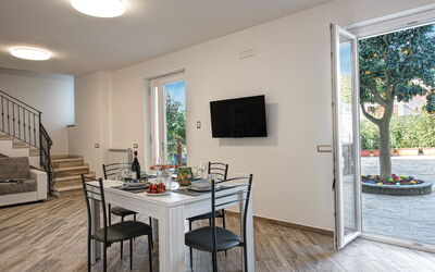 Clementine Country House: Tabelle, Möbel, Eigentum, Stuhl, Holz, Interior Design, Pflanze, Flooring, Fussboden