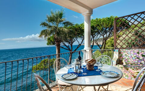 Apt Blu Mare Sorrento Coast: Wasser, Himmel, Möbel, Eigentum, Tabelle, Stuhl, Blau, Gebäude, Azurblau, Strandresort