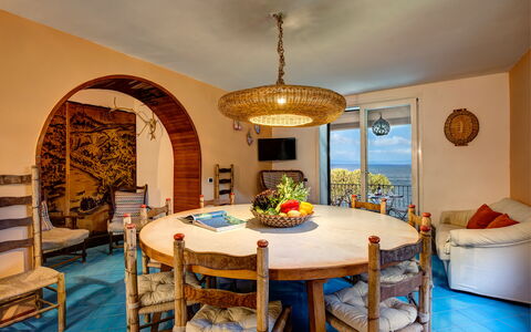 Apt Blu Mare Sorrento Coast: Tabelle, Möbel, Eigentum, Stuhl, Beleuchtung, Interior Design, Holz, Wohnzimmer, Wand, Fussboden