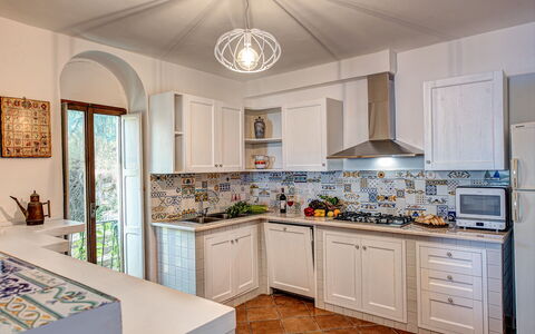 Apt Blu Mare Sorrento Coast: Countertop, Cabinetry, Eigentum, Bilderrahmen, Zapfhahn, Küche, Herd, Sinken, Zimmerpflanze, Holz