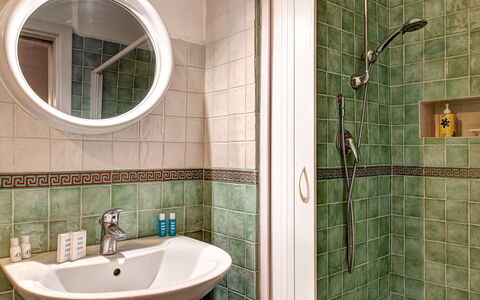 Apt Blu Mare Sorrento Coast: Spiegel, Zapfhahn, Armatur, Duschkopf, Eigentum, Sinken, Grün, Bad Sink, Badezimmer, Duschpaneel