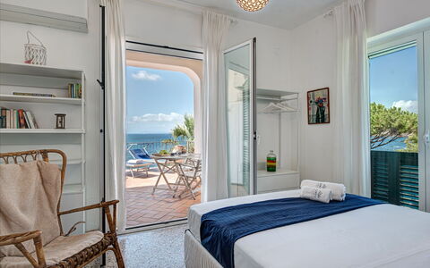 Apt Blu Mare Sorrento Coast: Möbel, Eigentum, Blau, Komfort, Azurblau, Beleuchtung, Interior Design, Schatten, Fenster, Stuhl