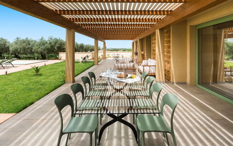 Cavial: Tabelle, Möbel, Pflanze, Stuhl, Holz, Interior Design, Schatten, Baum, Gras, Gartenmöbel