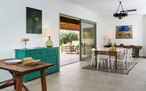 Cavial: Tabelle, Möbel, Bilderrahmen, Interior Design, Stuhl, Holz, Gebäude, Flooring, Wohnzimmer, Zimmerpflanze