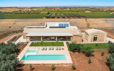 Cavial: Pflanze, Himmel, Eigentum, Gebäude, Fenster, Schwimmbad, Grundstueck, Haus, Baum, Rechteck