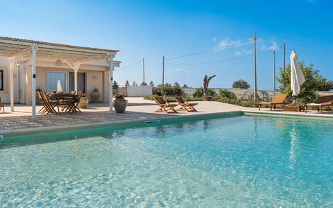 Villa Paolina: Wasser, Himmel, Pflanze, Azurblau, Schwimmbad, Gebäude, Wolke, Schatten, Baum, Grundeigentum