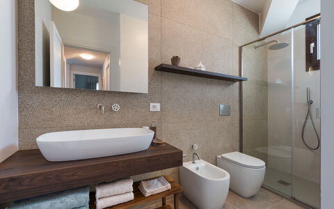 Villa Paolina: Spiegel, Armatur, Eigentum, Gebäude, Bad Sink, Zapfhahn, Badezimmer, Sinken, Interior Design