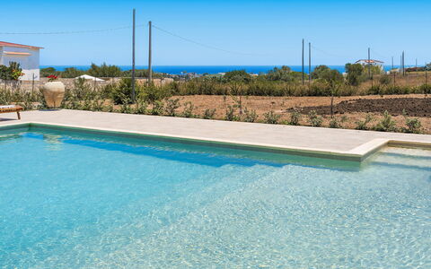Villa Paolina: Wasser, Pflanze, Himmel, Eigentum, Azurblau, Gebäude, Schwimmbad, Schatten, Rechteck, Gras