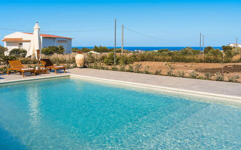 Villa Paolina: Wasser, Himmel, Pflanze, Daytime, Azurblau, Schwimmbad, Blau, Gebäude, Arecales, Rechteck