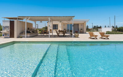 Villa Paolina: Wasser, Himmel, Schwimmbad, Azurblau, Pflanze, Schatten, Gartenmöbel, Freizeit, Verbundwerkstoff, Grundeigentum