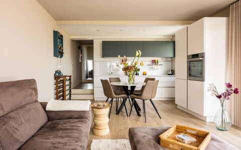 Melaiolo Modern Apartment With Pool, Montaione, To: Möbel, Interior Design, Flooring, Fussboden, Couch, Wand, Zimmer, Stuhl, Tabelle, Wohnzimmer