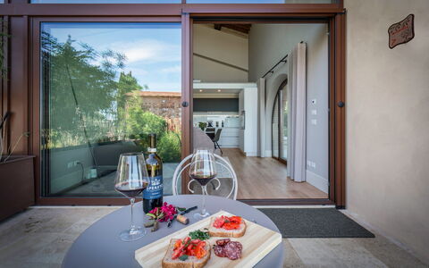 Melaiolo Modern Apartment With Pool, Montaione, To: Geschirr, Tabelle, Essen, Tür, Holz, Pflanze, Interior Design, Flooring, Fussboden