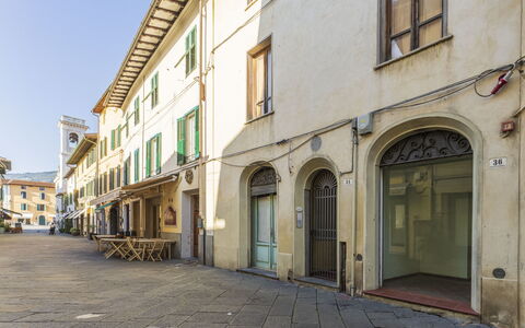 Lounge Flat Camaiore, Wifi, Versilia Coast: Fenster, Gebäude, Tür, Himmel, Gasse, Strasse, Grundeigentum, Fassade, Stadt