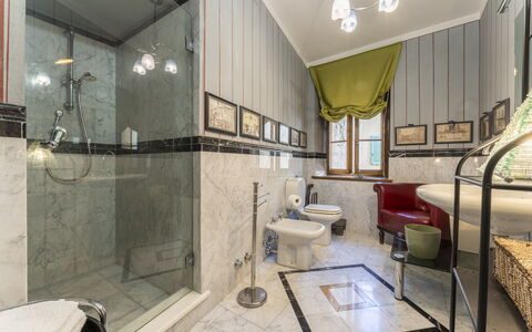 Lounge Flat Camaiore, Wifi, Versilia Coast: Eigentum, Armatur, Badewanne, Badezimmer, Dusche, Gebäude, Interior Design, Die Architektur, Zapfhahn, Fussboden