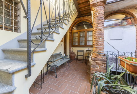 Lounge Flat Camaiore, Wifi, Versilia Coast: Eigentum, Möbel, Fenster, Gebäude, Holz, Interior Design, Stuhl, Treppe, Fussboden, Couch