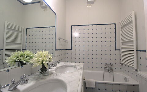 Il Vigneto, Verona, Pool, Wifi: Badewanne, Armatur, Pflanze, Gebäude, Eigentum, Fotografieren, Blume, Weiss, Badezimmer, Schwarz