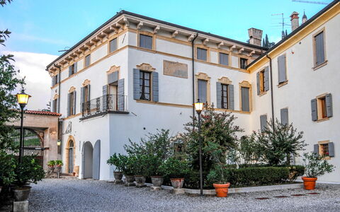 Il Vigneto, Verona, Pool, Wifi: Pflanze, Himmel, Gebäude, Eigentum, Fenster, Die Architektur, Baum, Blumentopf, Haus
