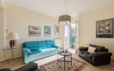 Casa Maria: Möbel, Interior Design, Flooring, Couch, Fussboden, Zimmer, Holz, Decke, Wohnzimmer, Bilderrahmen