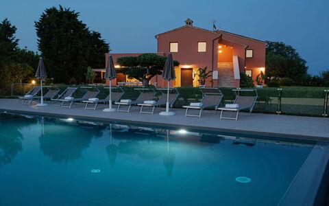Relais Tenuta Santori: Wasser, Himmel, Eigentum, Gebäude, Möbel, Schwimmbad, Stuhl, Licht, Baum, Azurblau