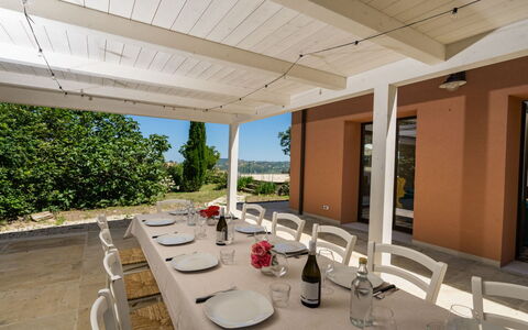 Relais Tenuta Santori: Pflanze, Eigentum, Möbel, Tabelle, Stuhl, Geschirr, Schatten, Interior Design, Gebäude, Holz