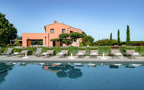 Relais Tenuta Santori: Wasser, Himmel, Pflanze, Azurblau, Baum, Gebäude, Gewässer, Natürliche Landschaft, Urban Design, Freizeit
