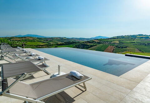 Relais Tenuta Santori: Himmel, Gebäude, Wasser, Gartenmöbel, Urban Design, Eigentumswohnung, Baum, Wohngebiet, Landschaft, Schwimmbad