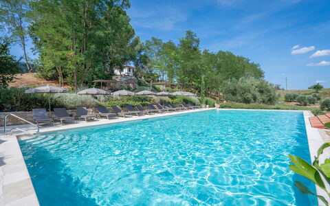 Punteriolo Spereto Family Apartment With Pool,: Wasser, Pflanze, Wasservorräte, Eigentum, Himmel, Schwimmbad, Wolke, Azurblau, Baum, Natürliche Landschaft
