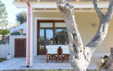 Villa Don Sante In Locorotondo Puglia: Pflanze, Gebäude, Tabelle, Eigentum, Fenster, Holz, Baum, Interior Design, Schatten, Tür