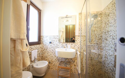 Villa Don Sante In Locorotondo Puglia: Spiegel, Zapfhahn, Armatur, Eigentum, Sinken, Gebäude, Lila, Badezimmer, Bad Sink, Interior Design