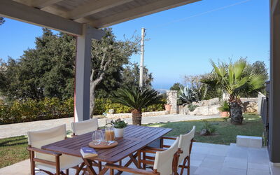 Villa Don Sante In Locorotondo Puglia: Pflanze, Tabelle, Möbel, Eigentum, Himmel, Stuhl, Azurblau, Schatten, Beleuchtung, Baum