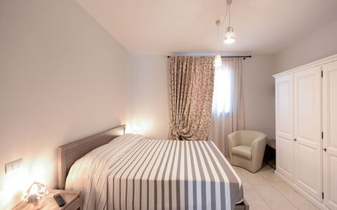 Villa Adriatica Near Ostuni Puglia: Möbel, Gebäude, Komfort, Holz, Interior Design, Beleuchtung, Bett, Schatten, Haus