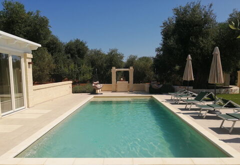 Villa Adriatica Near Ostuni Puglia: Wasser, Himmel, Schwimmbad, Pflanze, Schatten, Baum, Stuhl, Freizeit, Gras, Verbundwerkstoff