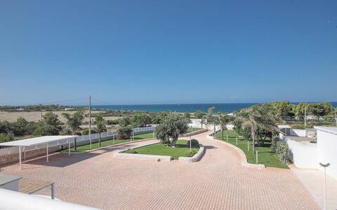 Villa Azzurra Seaview In Monopoli, Puglia: Himmel, Pflanze, Urban Design, Grundstueck, Wohngebiet, Strassenbelag, Schatten, Horizont, Landschaft, Grundeigentum