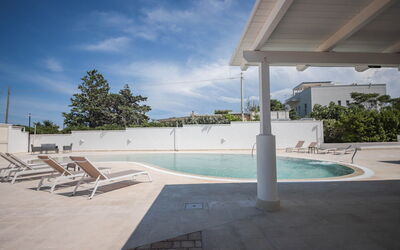 Villa Azzurra Seaview In Monopoli, Puglia: Wasser, Himmel, Wolke, Pflanze, Schwimmbad, Baum, Schatten, Freizeit, Verbundwerkstoff, Landschaft
