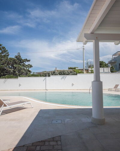 Villa Azzurra Seaview In Monopoli, Puglia: Wasser, Himmel, Wolke, Pflanze, Schwimmbad, Baum, Schatten, Freizeit, Verbundwerkstoff, Landschaft