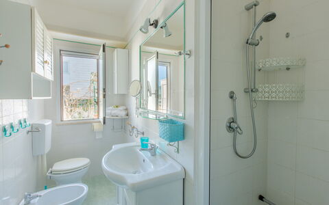 Casa Laura: Interior Design, Flooring, Fussboden, Armatur, Badezimmer, Decke, Zimmer, Bad Sink, Zuhause, Sinken