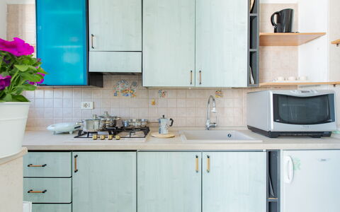 Casa Laura: Blau, Küche, Küchengerät, Countertop, Major Appliance, Holz, Cabinetry, Flooring, Spüle, Interior Design