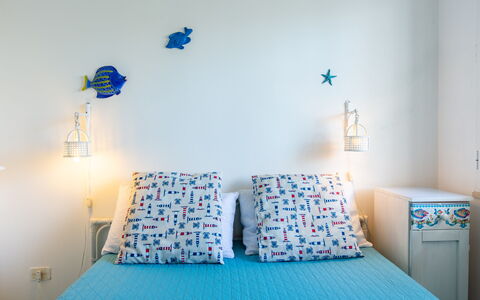 Casa Laura: Blau, Schlafzimmer, Wand, Bettdecke, Bedding, Bett, Linens, Interior Design, Textil, Möbel