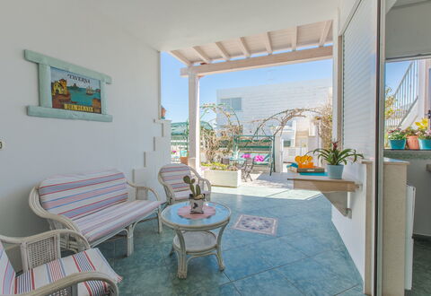 Casa Laura: Möbel, Interior Design, Blumentopf, Wohnung, Fussboden, Stuhl, Zimmerpflanze, Balkon, Schatten, Design