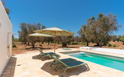 Villa Jolie: Schwimmbad, Schatten, Stuhl, Gartenmöbel, Design, Landscaping, Resort, Villa, Sonnenliege