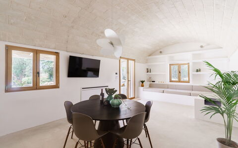 Villa Jolie: Flooring, Interior Design, Möbel, Decke, Fussboden, Beleuchtung, Zimmer, Light Fixture, Stuhl, Wohnzimmer